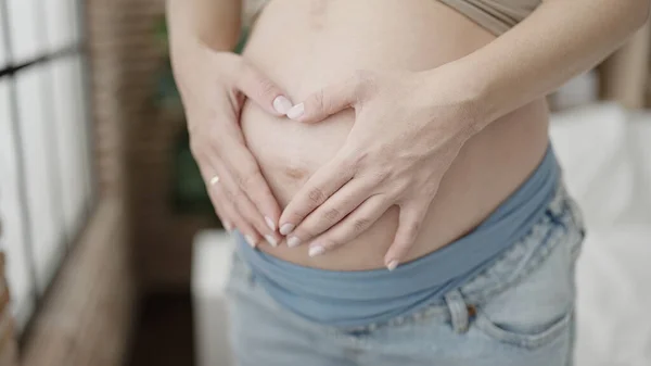 Junge Schwangere Macht Herzgeste Mit Händen Bauch Schlafzimmer — Stockfoto