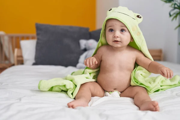 Kurbağa Bornozu Giymiş Beyaz Bebek Yatak Odasında Yatakta Oturuyor — Stok fotoğraf