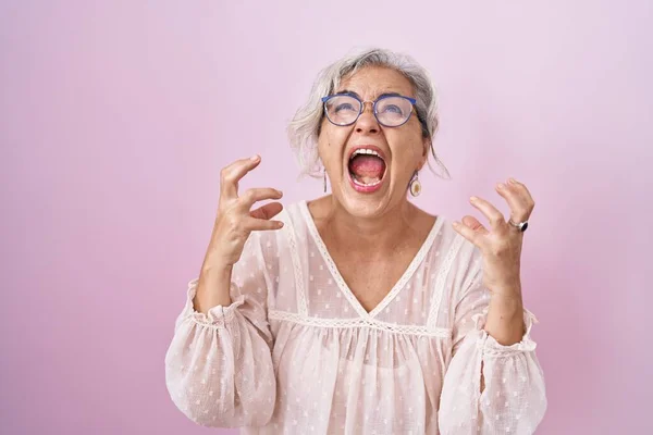 Middle Age Woman Grey Hair Standing Pink Background Crazy Mad — Fotografia de Stock