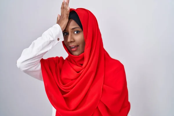 Ung Arabiska Kvinna Bär Traditionell Islamisk Hijab Halsduk Förvånad Med — Stockfoto