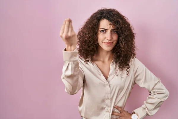 Pembe Arka Planda Duran Kıvırcık Saçlı Spanyol Kadın Elleriyle Parmaklarıyla — Stok fotoğraf
