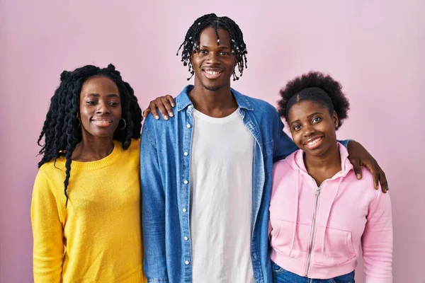 Grupo Tres Jóvenes Negros Pie Juntos Sobre Fondo Rosa Con —  Fotos de Stock