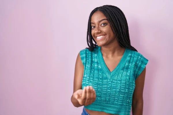 Молодой Африканский Американец Косичками Розовом Фоне Манит Сюда Жест Рукой — стоковое фото