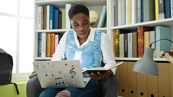 Αφρο Αμερικανίδα Φοιτήτρια Που Χρησιμοποιεί Βιβλίο Ανάγνωσης Laptop Στο Πανεπιστήμιο — Φωτογραφία Αρχείου