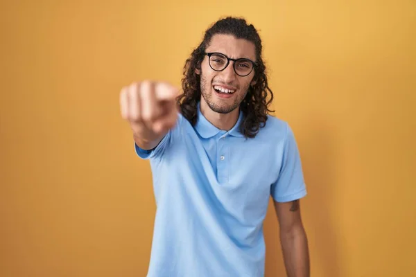Sarı Arka Planda Dikilen Latin Asıllı Genç Adam Kameraya Kızgın — Stok fotoğraf