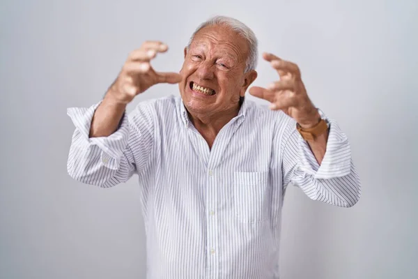 Uomo Anziano Con Capelli Grigi Piedi Sfondo Isolato Gridando Frustrato — Foto Stock