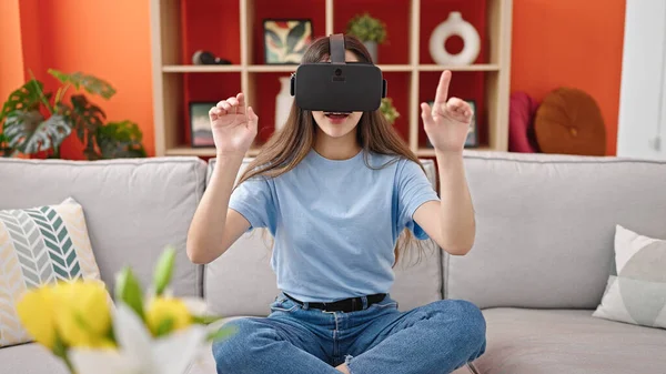 Giovane Bella Donna Ispanica Giocare Videogioco Utilizzando Occhiali Realtà Virtuale — Foto Stock