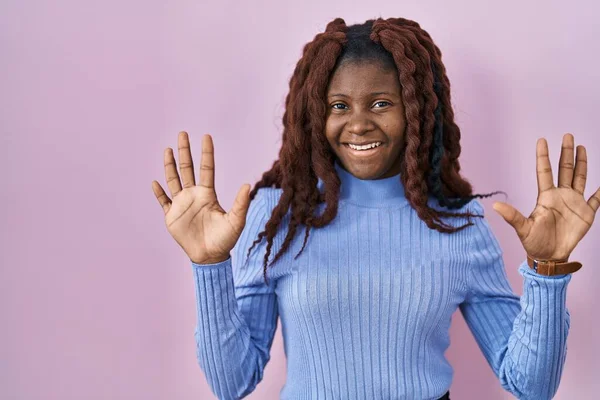 African Woman Standing Pink Background Showing Pointing Fingers Number Ten — Stock Photo, Image