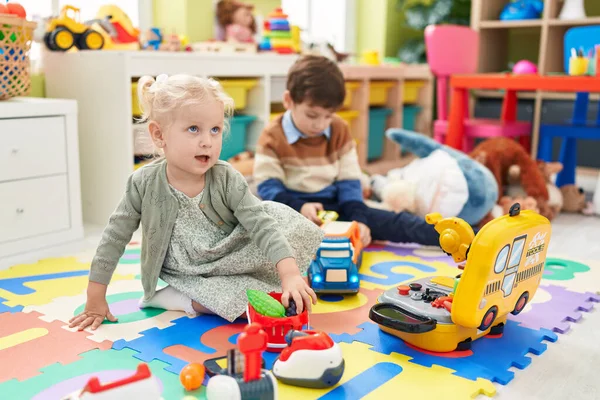 Liebenswerter Junge Und Mädchen Beim Supermarktspiel Und Mit Autospielzeug Kindergarten — Stockfoto