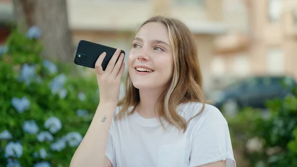 Jovem Caucasiana Sorrindo Confiante Ouvir Mensagem Áudio Pelo Smartphone Parque — Fotografia de Stock