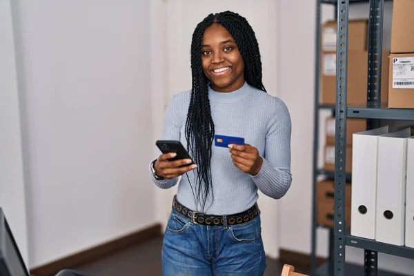 Afro Americano Mulher Comércio Eletrônico Trabalhador Negócios Usando Smartphone Cartão — Fotografia de Stock