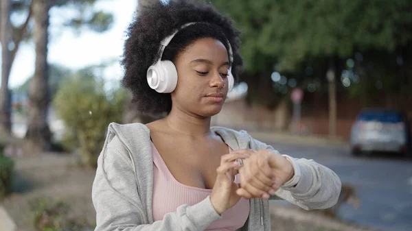 Afro Amerikaanse Vrouw Luisteren Naar Muziek Met Behulp Van Stopwatch — Stockfoto