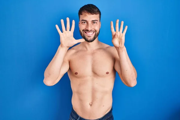 Przystojny Latynos Stoi Bez Koszulki Pokazując Wskazując Palcami Numer Dziewięć — Zdjęcie stockowe