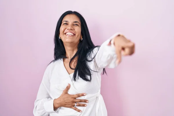 Mature Hispanic Woman Standing Pink Background Laughing You Pointing Finger — Stock Photo, Image