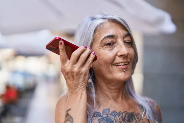Středního Věku Šedovlasá Žena Úsměvem Sebevědomé Poslech Audio Zprávy Smartphonu — Stock fotografie