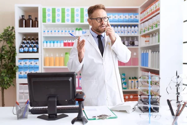 Hombre Mediana Edad Farmacéutico Hablando Por Teléfono Farmacia —  Fotos de Stock