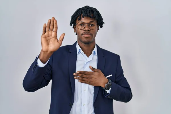 Junger Afrikanischer Mann Mit Dreadlocks Und Businessjacke Vor Weißem Hintergrund — Stockfoto