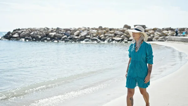 Orta Yaşlı Kır Saçlı Kumsalda Yürürken Gülümseyen Turist Kadın — Stok fotoğraf