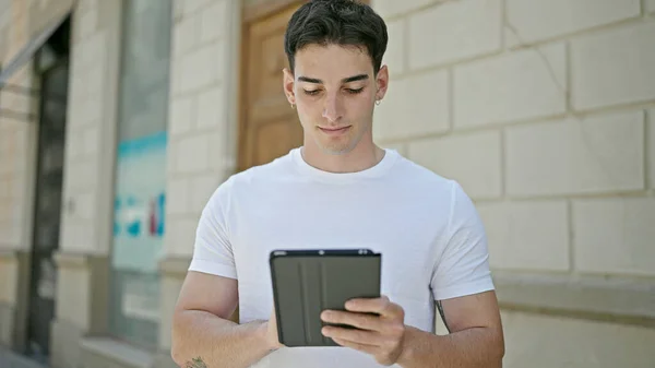 Young Hispanic Man Using Touchpad Street — Stockfoto