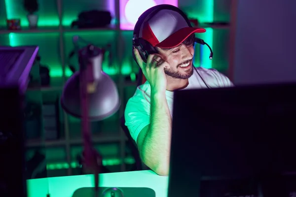 Young Hispanic Man Streamer Using Computer Headphones Gamin Room — стоковое фото