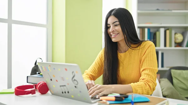 Jovem Bela Mulher Hispânica Estudante Usando Laptop Estudando Universidade Biblioteca — Fotografia de Stock
