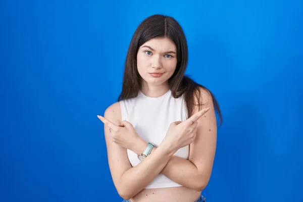 Young Caucasian Woman Standing Blue Background Pointing Both Sides Fingers — ストック写真