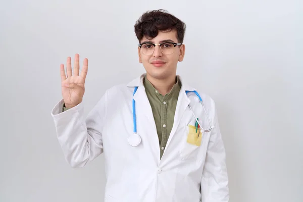 Junger Mann Arztuniform Und Stethoskop Zeigt Mit Finger Nummer Vier — Stockfoto