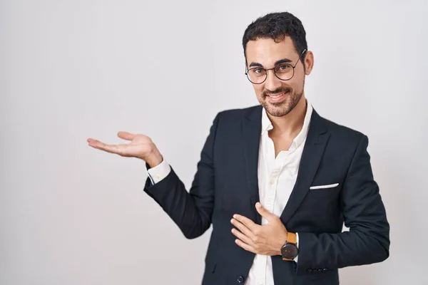Handsome Business Hispanic Man Standing White Background Smiling Cheerful Presenting — Stock Photo, Image