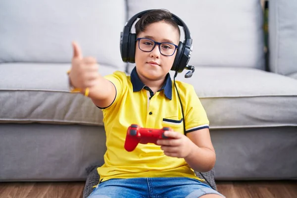 Jonge Latijns Amerikaanse Jongen Spelen Video Game Holding Controller Het — Stockfoto