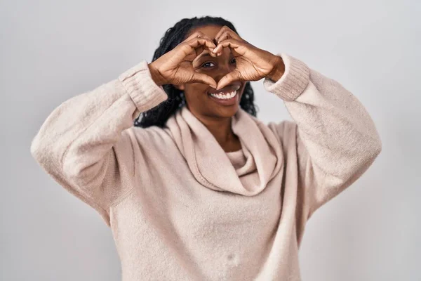 Afrikansk Kvinna Står Över Vit Bakgrund Gör Hjärtform Med Hand — Stockfoto