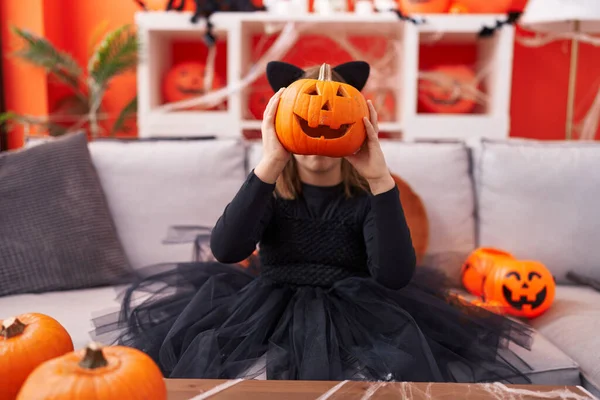 Imádnivaló Szőke Lány Visel Halloween Jelmez Gazdaság Sütőtök Kosár Felett — Stock Fotó