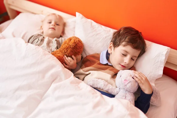Sevimli Erkek Kız Sarılıyor Oyuncak Ayıya Yatak Odasında Uyuyor — Stok fotoğraf