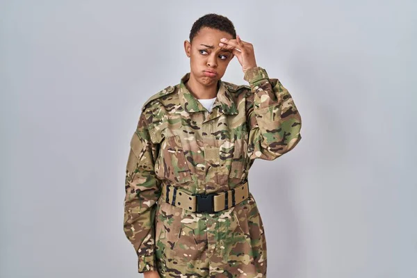 Mulher Americana Africana Bonita Vestindo Uniforme Exército Camuflagem Preocupado Estressado — Fotografia de Stock
