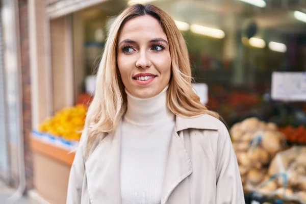 Genç Sarışın Kadın Gülümsüyor Meyve Dükkanının Kenarına Bakıyor — Stok fotoğraf