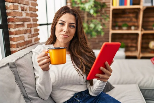 Νεαρή Ισπανίδα Γυναίκα Πίνει Καφέ Και Χρησιμοποιεί Touchpad Στο Σπίτι — Φωτογραφία Αρχείου