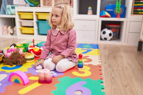 Adorável Menina Loira Brincando Com Brinquedos Sentados Chão Jardim Infância — Fotografia de Stock