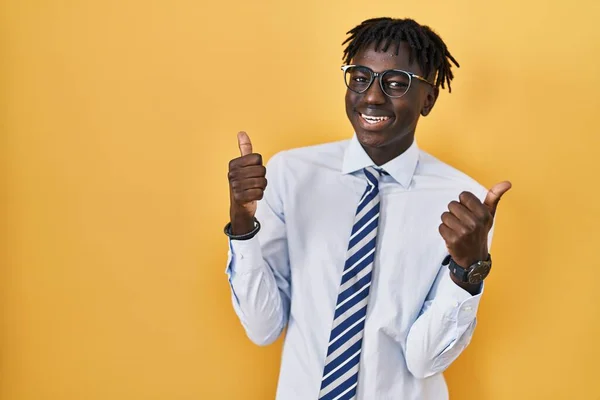 Afrikanischer Mann Mit Dreadlocks Steht Auf Gelbem Hintergrund Und Macht — Stockfoto