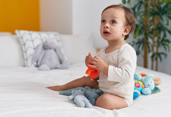 Tatlı Spanyol Çocuk Yatak Odasında Bebeklerle Yatakta Oturuyor — Stok fotoğraf