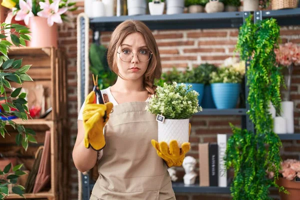 植物懐疑的で緊張した花屋の店で働く若い白人女性は 問題のために動揺して眉をひそめています 否定的な人 — ストック写真