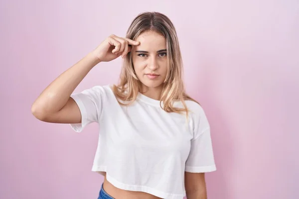 Ung Blond Kvinna Står Över Rosa Bakgrund Pekar Olyckligt Att — Stockfoto