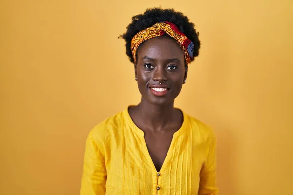 アフリカのターバンを身に着けているアフリカの若い女性は 顔に幸せとクールな笑顔で 運のいい人 — ストック写真