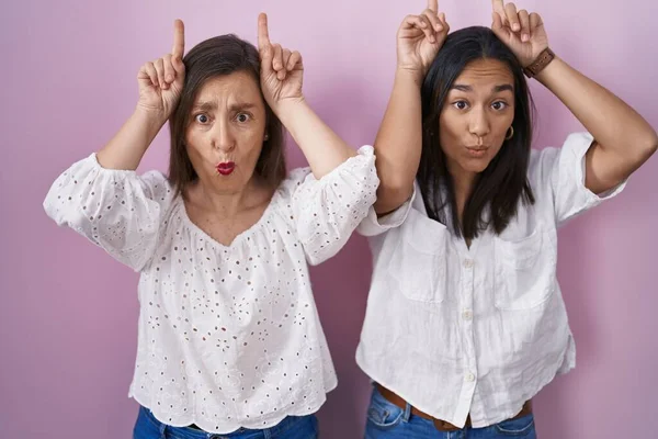 Spanyol Anne Kızı Birlikte Komik Jestler Yapıyorlar Başlarının Üstünde Boğa — Stok fotoğraf