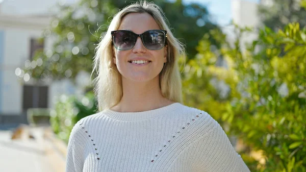 Joven Mujer Rubia Sonriendo Confiada Usando Gafas Sol Parque —  Fotos de Stock