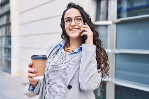Genç Spanyol Kadın Yönetici Kahve Içiyor Caddede Akıllı Telefondan Konuşuyor — Stok fotoğraf