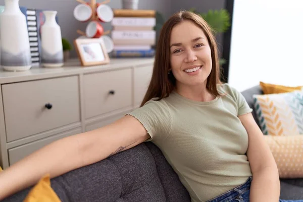 Joven Hermosa Mujer Sonriendo Confiado Sentado Sofá Casa —  Fotos de Stock