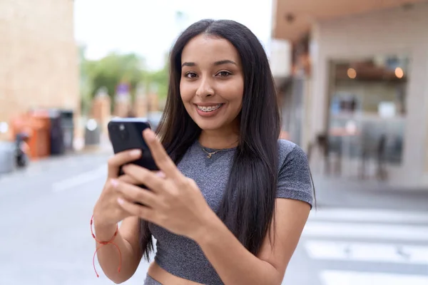 Young Arab Woman Smiling Confident Using Smartphone Street — ストック写真
