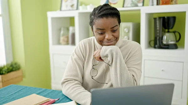Afroamerikanerin Sitzt Mit Laptop Auf Tisch Esszimmer — Stockfoto