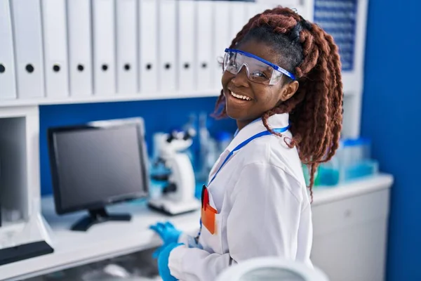 아프리카 미국인 과학자가 자신있게 웃으며 실험실에 — 스톡 사진