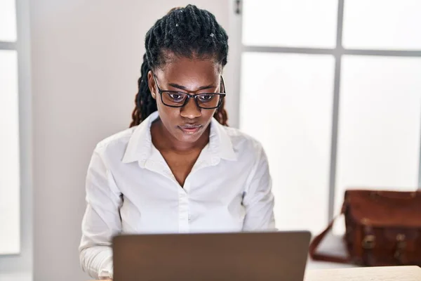 Africano Americano Mulher Trabalhador Negócios Usando Laptop Trabalhando Escritório — Fotografia de Stock