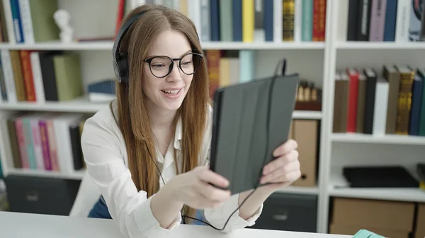 Jonge Blonde Vrouw Student Met Behulp Van Touchpad Koptelefoon Studeren — Stockfoto
